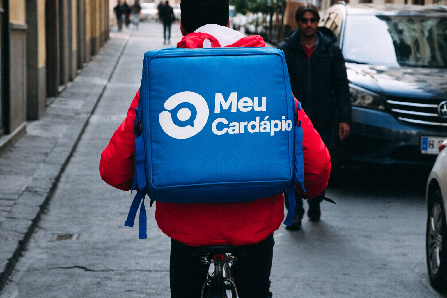 Entregador levando pedido para cliente fiel